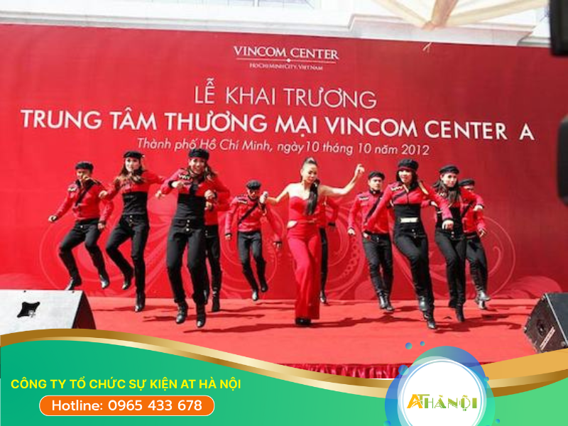 Văn nghệ chào mừng có tác dụng thu hút sự chú ý của khách mời về sân khấu chính