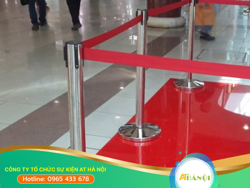 Cột chắn inox dây căng thường được dùng tại các sự kiện ra mắt phim, ra mắt sách,... 
