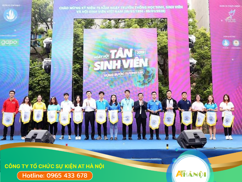 Sự kiện chào đón tân sinh viên là  sự kiện được tổ chức vào đầu năm học mới tại các cơ sở giáo dục