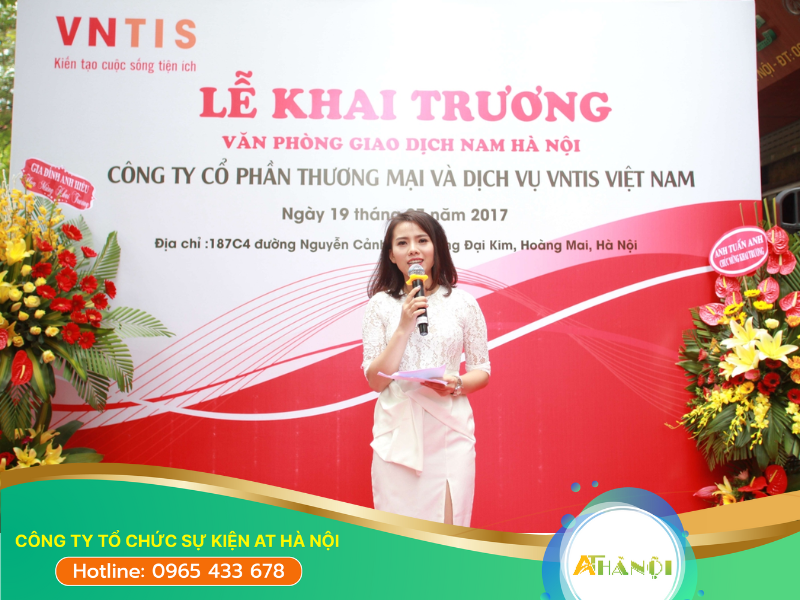 MC dẫn chương trình giới thiệu về doanh nghiệp trong sự kiện khai trương