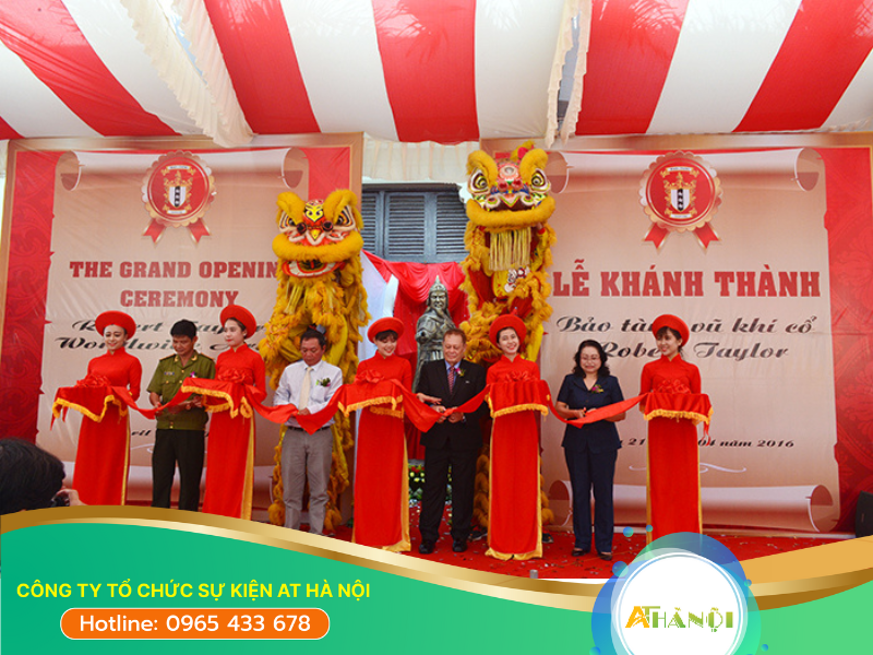 Nghi thức cắt băng khai trương trong sự kiện
