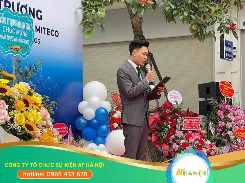 MC giới thiệu các khách mời, đại biểu đến tham dự