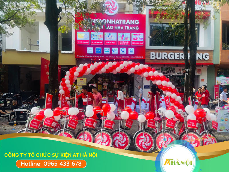 Nhân sự tham gia chương trình roadshow gọi là PG, PB mặc đồng phục mang màu sắc, logo nhận diện thương hiệu hoặc sản phẩm của nhãn hàng