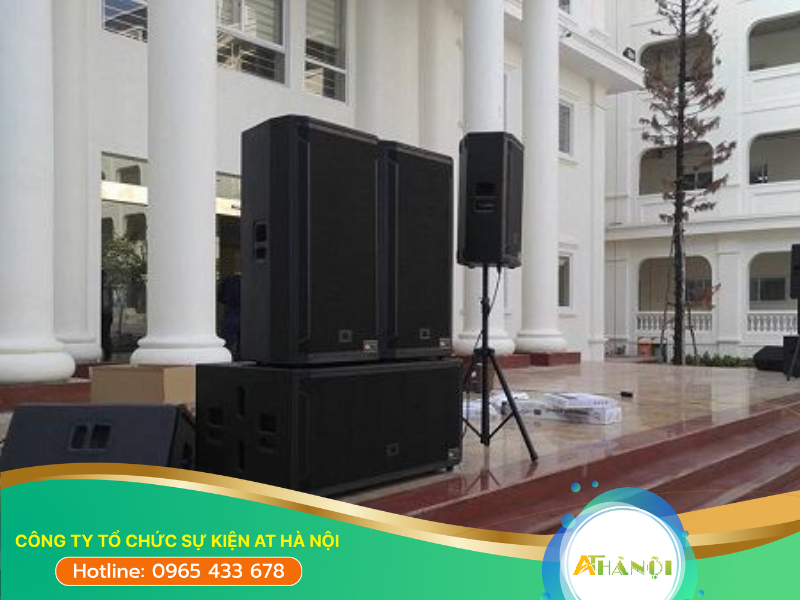 Những thiết bị âm thanh sân khấu ngoài trời thường được thiết kế để dễ vận chuyển và chống va đập