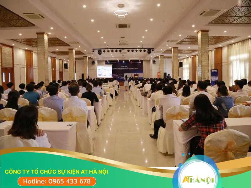 Để tổ chức sự kiện, bắt buộc đơn vị tổ chức phải nộp đơn xin giấy phép tổ chức sự kiện và đợi cơ quan có thẩm quyền cấp phép