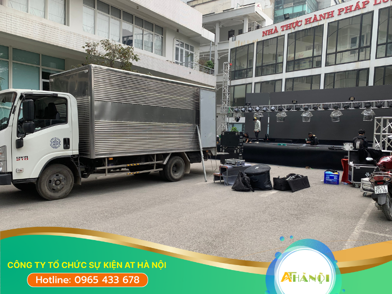 Phương tiện vận tải luôn sẵn sàng giao hàng kịp thời và nhanh nhất đến tay khách hàng