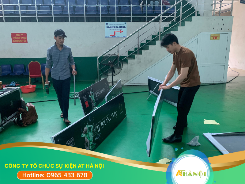 Một số công việc cần thi công, chuẩn bị trước khi sự kiện diễn ra như: thi công sân khấu, lắp đặt khung truss,...
